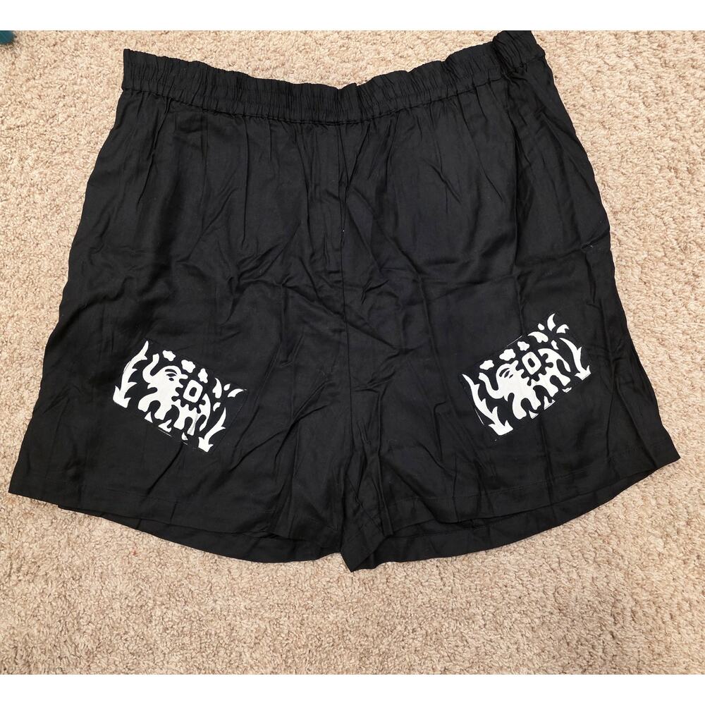 NWT vintage Golden Sea black shorts with elephant design sz M